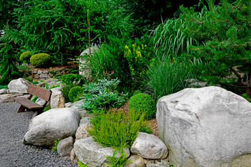 ogród japoński, ogrodowa ścieżka, drewniana ławka, żwirowa alejka i białe kamienie, japanese garden, Zen garden, garden path, piękny ogród, designer garden	 - obrazy, fototapety, plakaty
