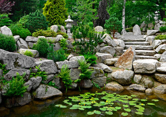 sadzawka w ogrodzie skalnym, ogród japoński, japanese garden, Zen garden, pond in the rock garden, grzybienie w oczku wodnym, Nymphaea in a pond

 - obrazy, fototapety, plakaty