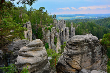 skalne formacje w górach, ardspach, rock formations in park, Rock town in Adrspach, Park of Adrspach-Teplice rocks, skały i drzewa na tle niebieskiego nieba, rocks and trees  - obrazy, fototapety, plakaty