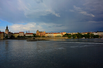 Obraz premium praga latem w słońcu, city ​​landscape, prague on a sunny day, panorama of the city 