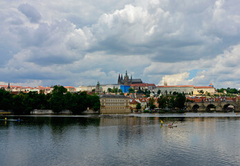 Obraz premium praga latem w słońcu, city ​​landscape, prague on a sunny day, panorama of the city 