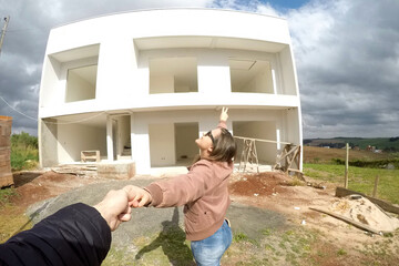 casal feliz com obra construção da casa nova 
