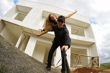 casal feliz com obra construção da casa nova 