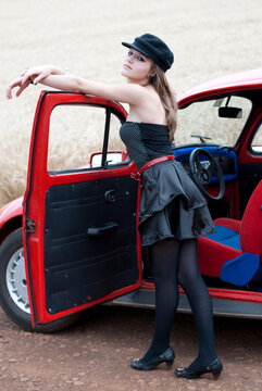 retrato de bela modelo retr&ocirc; gotica em carro antigo 