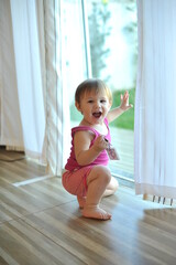bebe feliz em area externa 