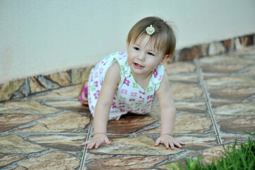 bebe feliz em area externa 