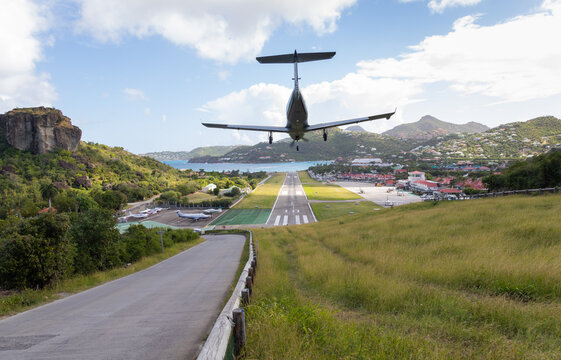 Atterrissage d'un avion sur une piste difficile &agrave; Saint-Barth&eacute;lemy 