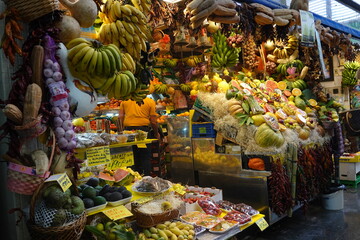 überwätigendes Obst- und Gemüseangebot in der Markthalle