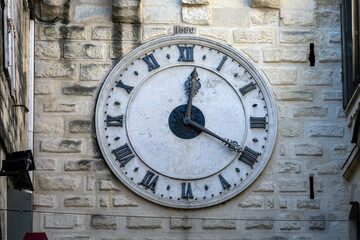 Fototapeta na wymiar Big clock on a stone wall