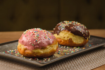 donuts with icing sugar