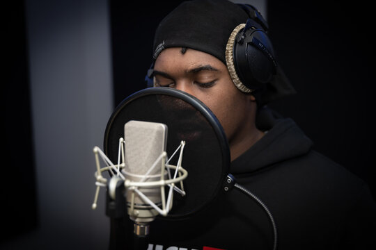 Rappeur derri&egrave;re son micro dans un studio