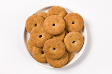 crispy round biscuits. Sweet cookies in plate isolated on white background。