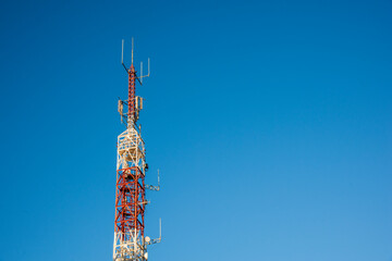 Torres de telecomunicaciones con el azul del cielo de fondo
