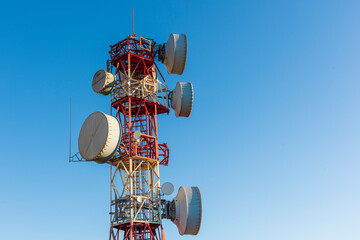 Torres de telecomunicaciones con el azul del cielo de fondo - obrazy, fototapety, plakaty