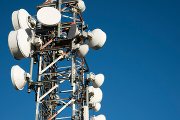 Torres de telecomunicaciones con el azul del cielo de fondo