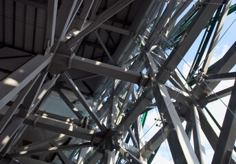 Estructuras de metal entrelazadas junto a ventanales de cristal.