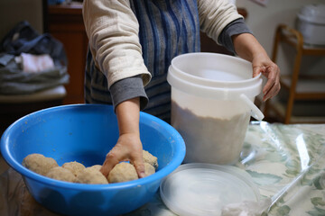 	味噌作りをする様子