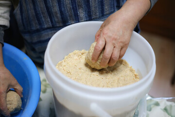 	味噌作りをする様子