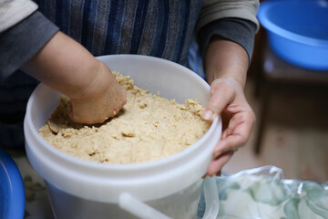 	味噌作りをする様子