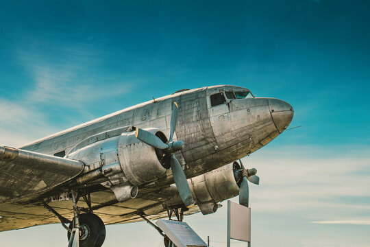 ダグラスDC-3型飛行機の機首部分DC3(フィルムルック)
