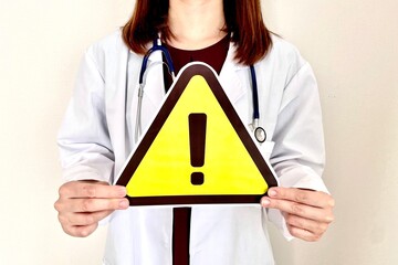 注意を知らせる女性医療従事者