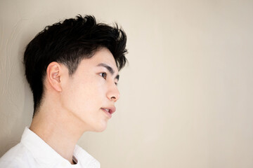 美容などにも使いやすい若いアジア系男性の顔のアップ　
