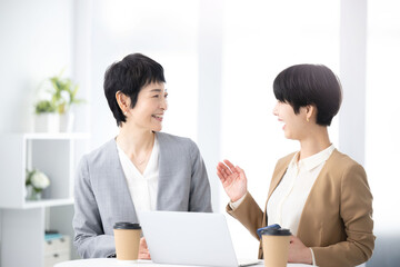 Obraz premium 女性同士のビジネスチーム 打ち合わせやミーティングシーン