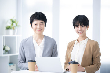 女性チームのビジネスイメージに...