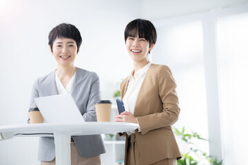 女性チームのビジネスイメージに 素敵な笑顔でカメラ目線