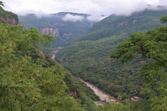 Vista &aacute;erea del puente de Arcediano en la barranca de Huentitan 