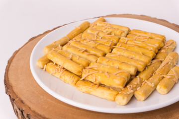 Kaasstengels or Cheese shortbread, or Kue kering Kastengel are pastries that are baked in the oven. Popular in Indonesia and the Netherlands