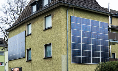 Solarpanele an der Fassade eines Mehrfamilienhauses in Witten