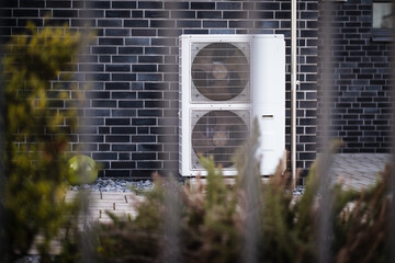 Wärmepumpe Hybridheizung im Vorgarten eines Einfamilienhaus in Langenfeld, NRW, Deutschland - obrazy, fototapety, plakaty