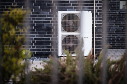 Wärmepumpe Hybridheizung im Vorgarten eines Einfamilienhaus in Langenfeld, NRW, Deutschland