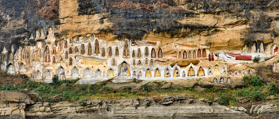 Obraz premium Akauk Taung Buddha Sculptures on Cliff Face along Irrawaddy River in Pyay Myanmar