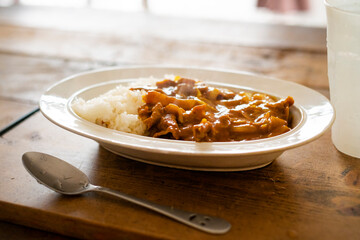 カレーライスを食べる