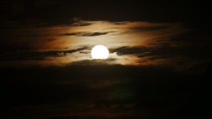 Lune au crépuscule dans le ciel antillais sur Grande-Terre en Guadeloupe