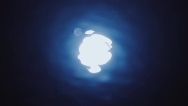 水面に映る光が揺れる　超スローモーション