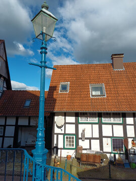 Blaue Laterne und historisches Fachwerkhaus in Tecklenburg