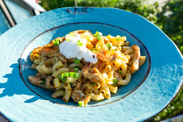 Kochen im Wohnmobil Fleisch mit Nudeln Pasta und Joghurtsauce erfrischend 