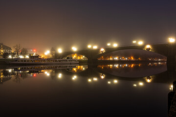 Fototapeta na wymiar Brücke über Fluss im Nebel