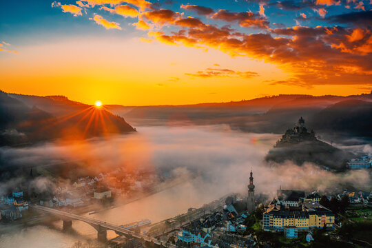 Sonnenaufgang mit Nebel &uuml;ber der Mosel