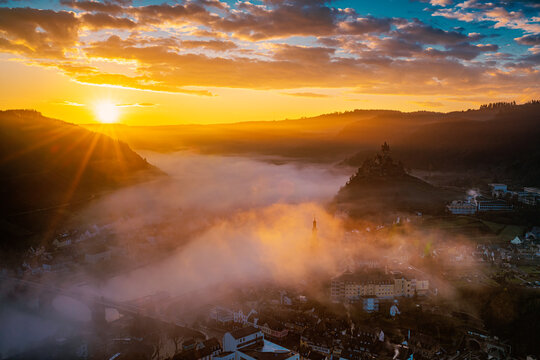 Sonnenaufgang mit Nebel &uuml;ber der Mosel