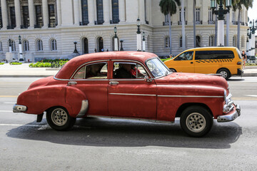 Fototapeta na wymiar Wunderschöner roter Oldtimer auf Kuba (Karibik)