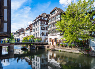 Fachwerkhäuser und mit berühmter Drehbrücke im Gerberviertel der historischen Altstadt von Straßburg im Elsass, Frankreich - obrazy, fototapety, plakaty