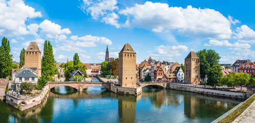 Fototapeta na wymiar Historische Altstadt mit Straßburger Münster, den drei Türmen der berühmten Pont Couverts auf der Grande Ile von Straßburg im Elsass, Frankreich