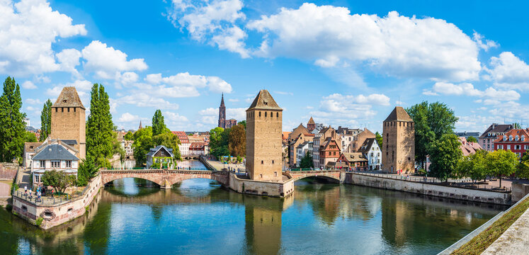 Historische Altstadt mit Stra&szlig;burger M&uuml;nster, den drei T&uuml;rmen der ber&uuml;hmten Pont Couverts auf der Grande Ile von Stra&szlig;burg im Elsass, Frankreich