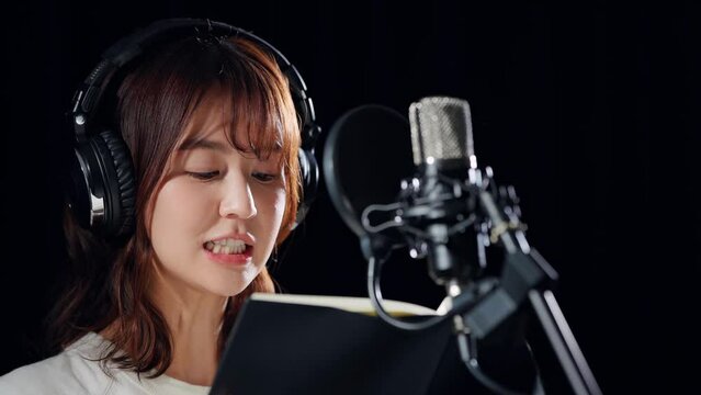 台本を読み上げる女性　声優　ナレーター