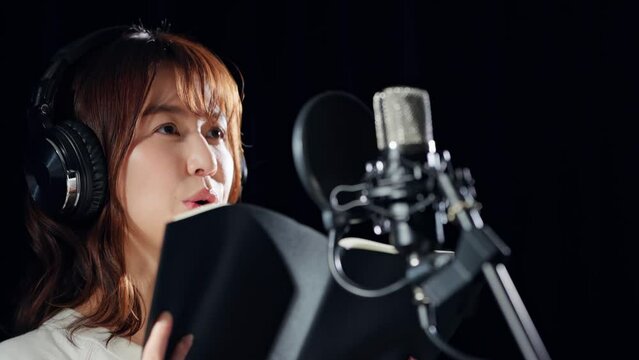 台本を読み上げる女性　声優　ナレーター