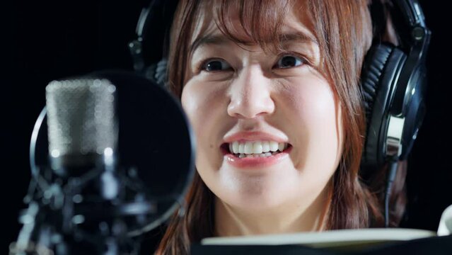 台本を読み上げる女性　声優　ナレーター